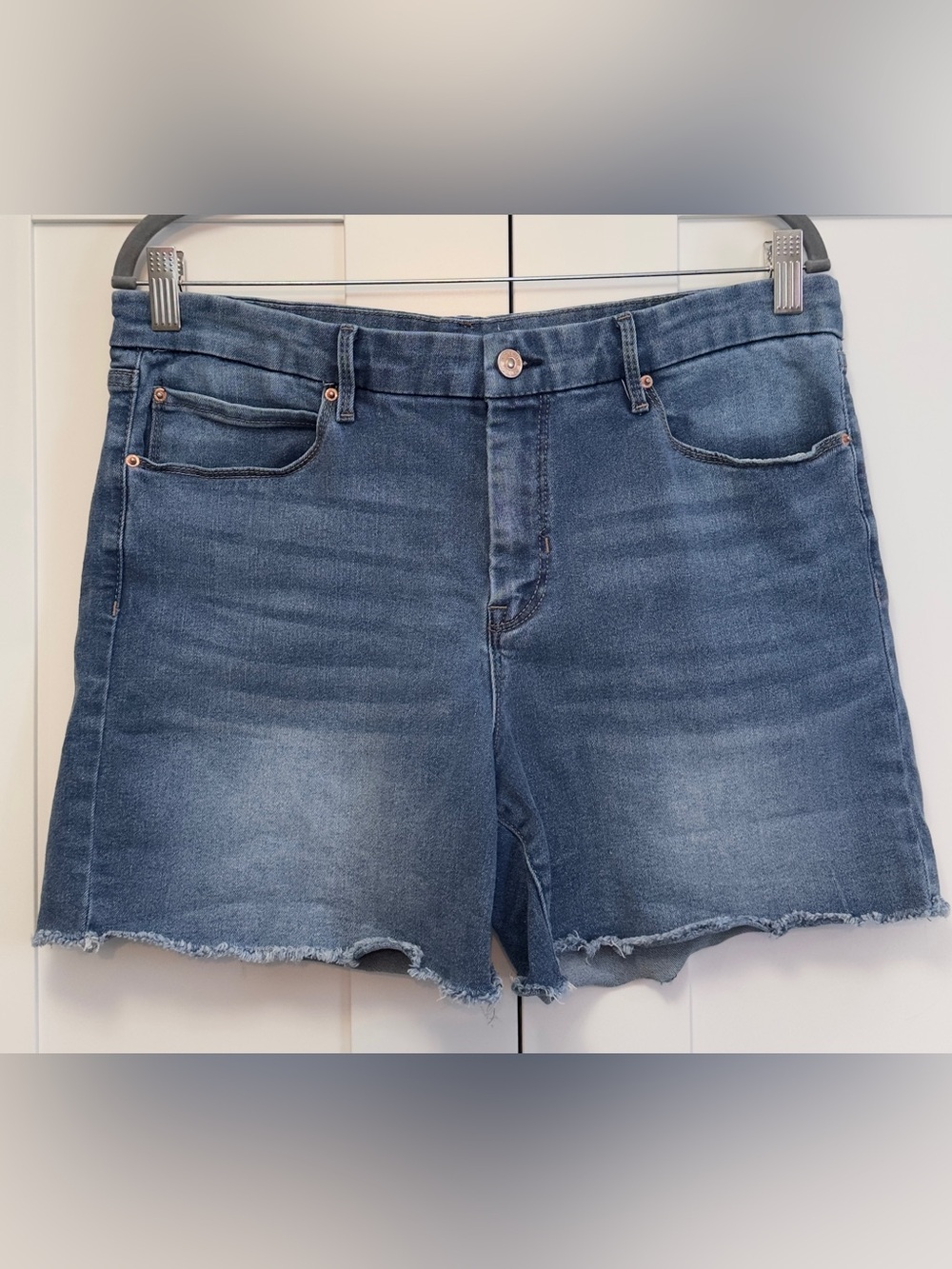 Soho Women's Distressed Mid-Blue Denim High Rise Shorts Sz 10